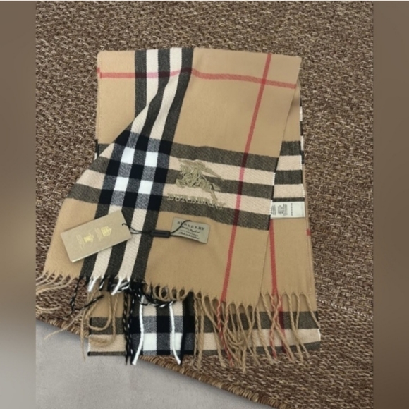 Burberry scarf - Picture 1 of 3